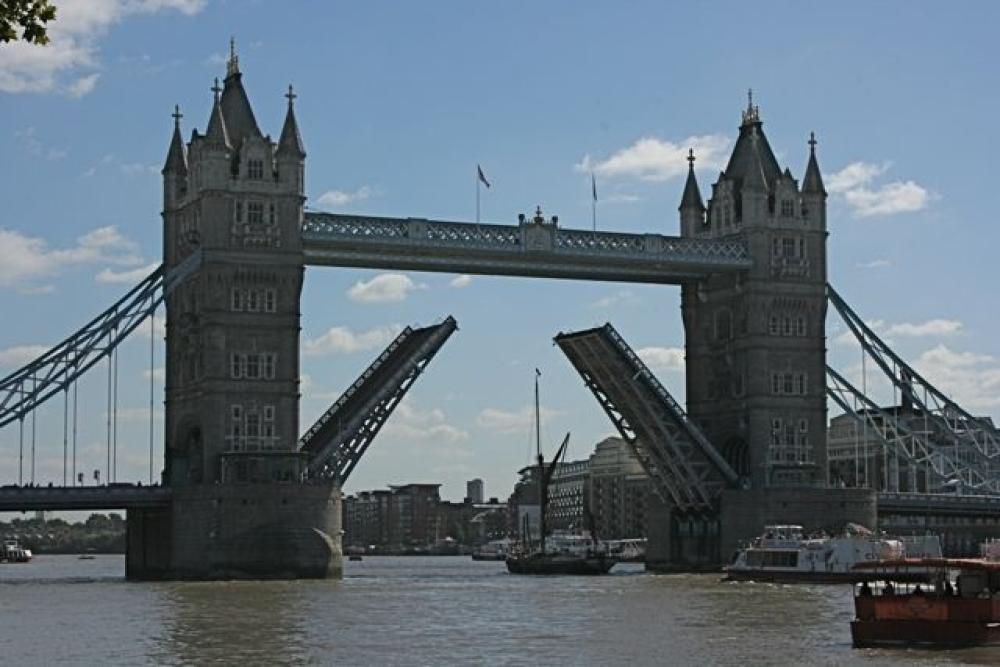 Paceltais Tauera tilts pār Temzu Londonā