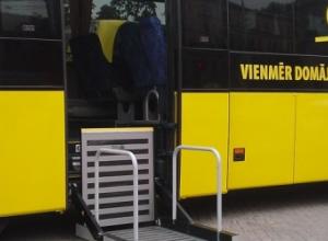 Ecolaines autobusi pieejami arī cilvēkiem ratiņkrēslos.