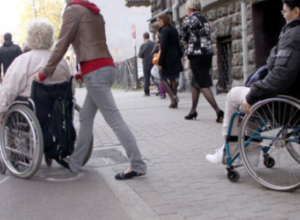 Beidzot sola sakārtot absurdas normas invalīdu asistentu kontrolēšanā