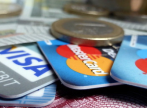 Personas, kurām pienākas atvieglojumi, sabiedriskajā transportā varēs identificēties ar bankas karti