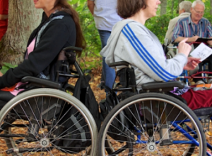 Piekalts ratiņkrēslam, kurlmēms – vārdi, kas nepatīk cilvēkiem ar invaliditāti