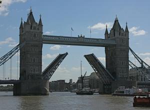 Paceltais Tauera tilts pār Temzu Londonā