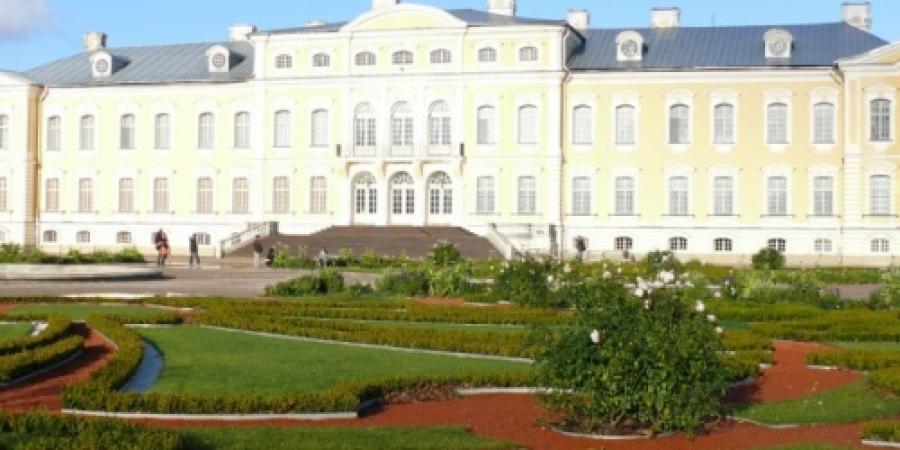 Rundāles pils ir pieejama cilvēkiem ar kustību traucējumiem