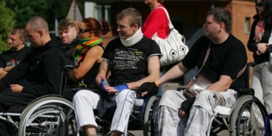 Vasaras sporta spēles cilvēkiem ratiņkrēslos