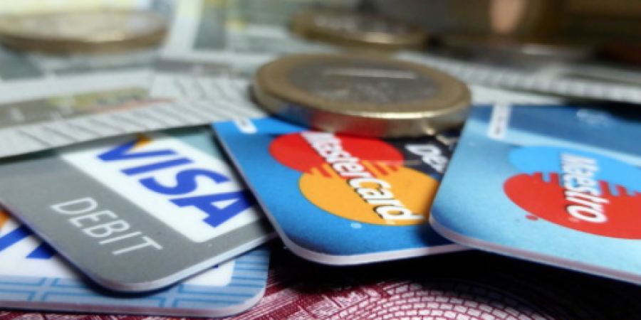 Personas, kurām pienākas atvieglojumi, sabiedriskajā transportā varēs identificēties ar bankas karti