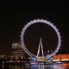 Naktī izgaismots Londonas panorāmas rats