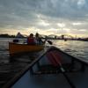 Laiva priekšā uz Daugavas vakara laikā