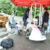 Cilvēks ratiņkrēslā pie bobsleja trases braucamrīka