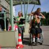 Sportiste ratiņkrēslā veic šķēršļu trasi