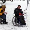 Divi dalībnieki ratiņkrēslos pēta orientēšanās kartes