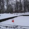 Orientēšanās kontrolpunkts sniegotā parkā