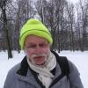 Taku-O dalībnieks zaļā cepurē