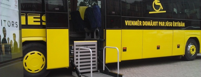 Ecolaines autobusi pieejami arī cilvēkiem ratiņkrēslos.