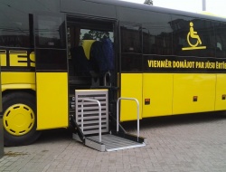 Ecolaines autobusi pieejami arī cilvēkiem ratiņkrēslos.