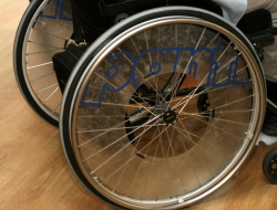 Rīgā līdz 4000 eiro palielinās atbalstu mājokļa pielāgošanai personām, kuras pārvietojas riteņkrēslā