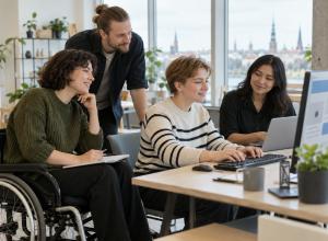 Iekļaujoša komanda kopīgi pārbauda digitāla pakalpojuma dizainu pie datora